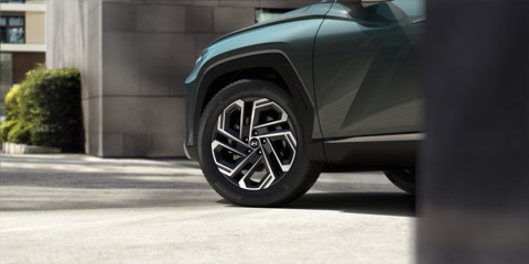 Detalle de la llanta y el faro delantero del Hyundai Tucson