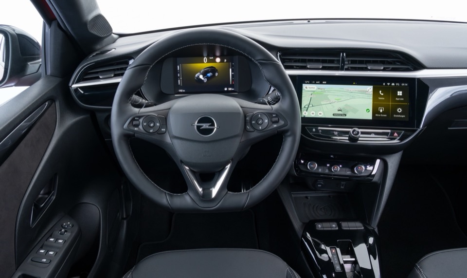 Volante y salpicadero del Opel Corsa con la pantalla central