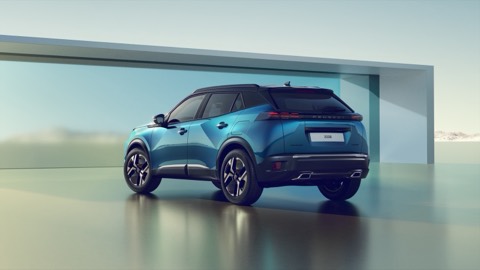 Peugeot 2008 azul de tres cuartos trasero bajo una marquesina