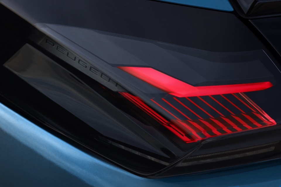 Piloto trasero del Peugeot 2008 con sus tres garras de luz
