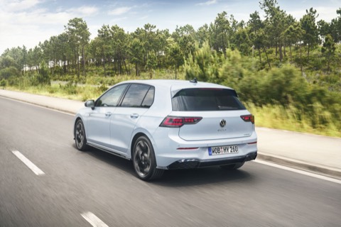 Volkswagen Golf blanco de tres cuartos trasero en carretera