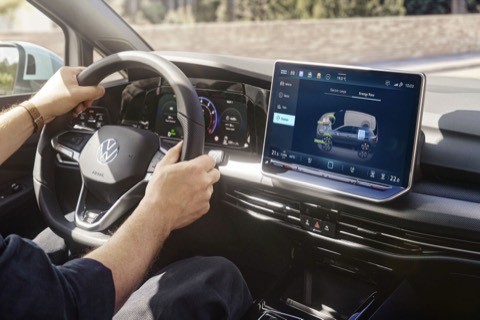 Puesto de conducción del Volkswagen Golf con la pantalla central encendida