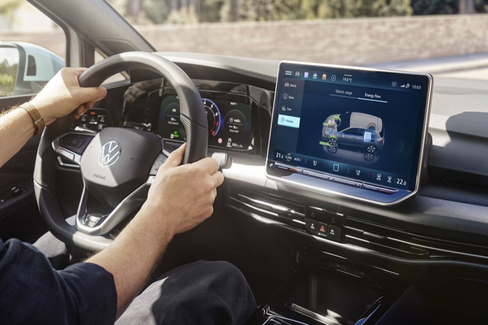 Puesto de conducción del Volkswagen Golf con la pantalla central encendida
