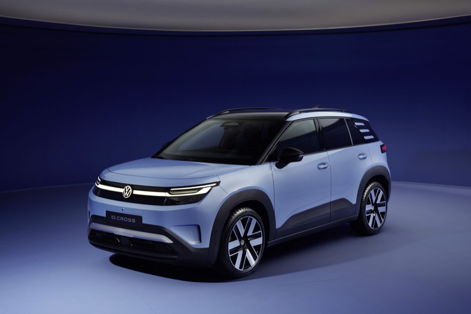 Volkswagen ID. Cross azul claro de tres cuartos delantero en un estudio