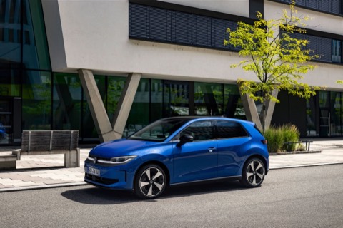 Volkswagen ID. Polo azul circulando por una calle con edificios modernos