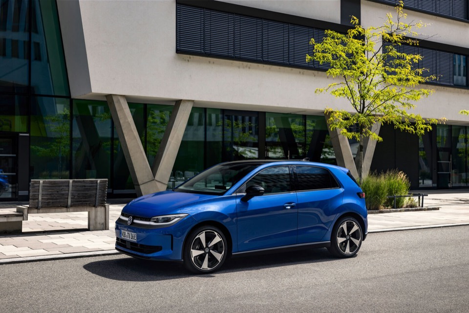 Volkswagen ID. Polo azul circulando por una calle con edificios modernos