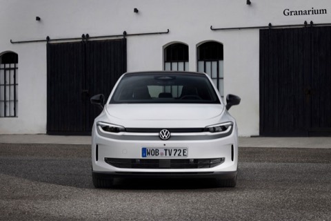 Volkswagen ID. Polo blanco visto de frente ante una fachada blanca