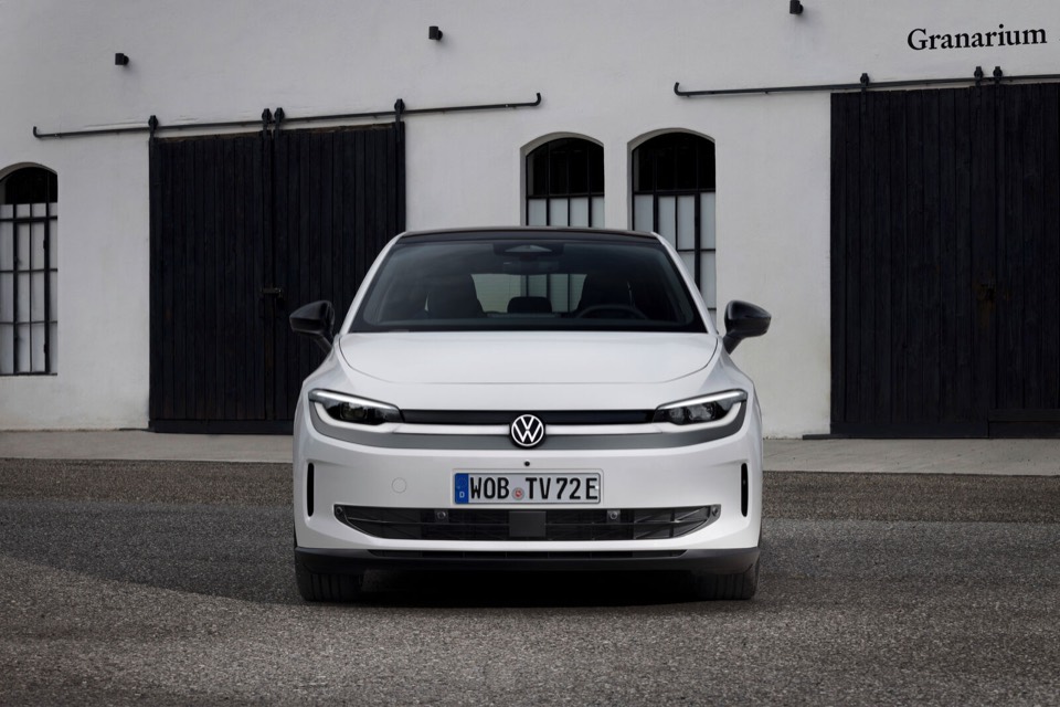 Volkswagen ID. Polo blanco visto de frente ante una fachada blanca