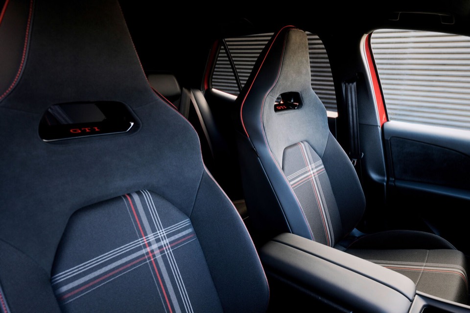 Asientos deportivos del Volkswagen ID.3 GTI con la tapicería de cuadros escoceses