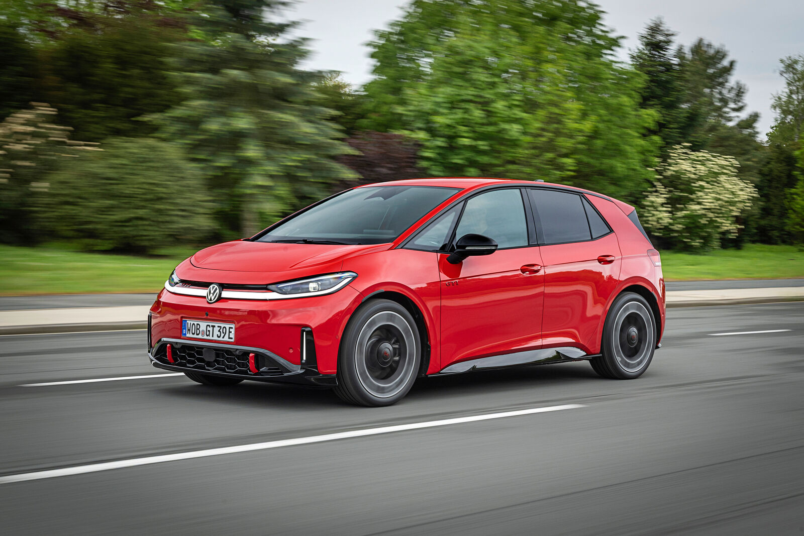 Volkswagen ID.3 GTI eléctrico en rojo circulando por una carretera, de tres cuartos delantero