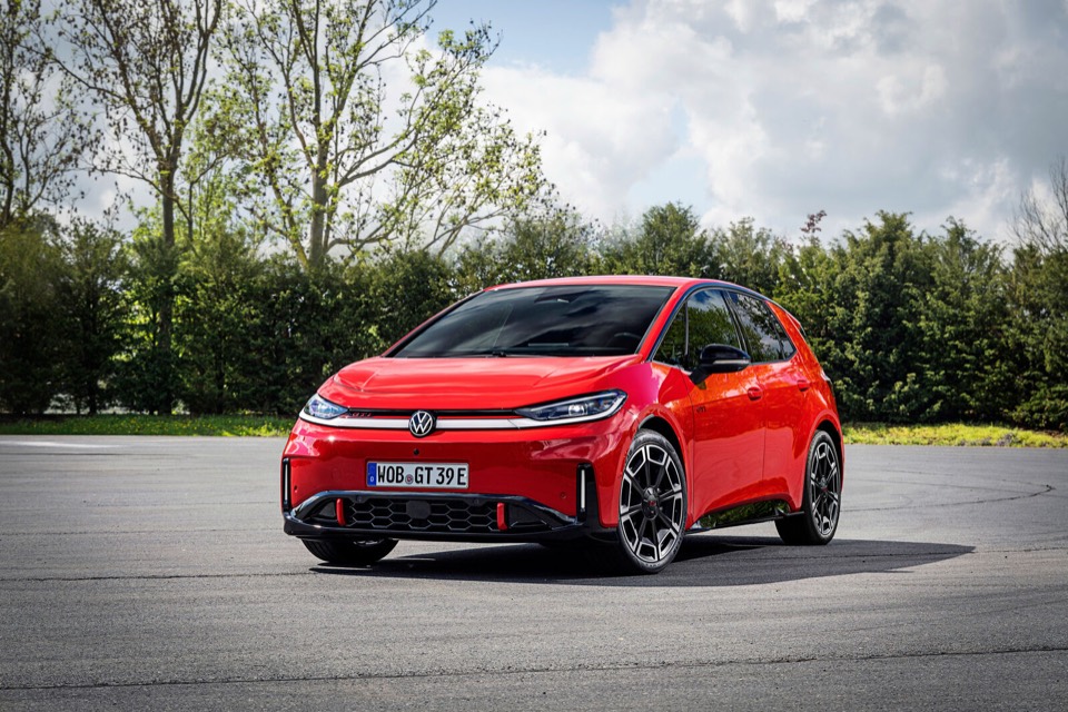 Volkswagen ID.3 GTI rojo parado, visto de frente y de tres cuartos