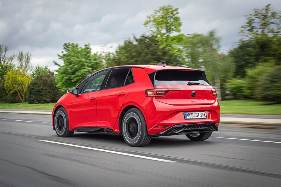 Volkswagen ID.3 GTI rojo circulando, visto de tres cuartos trasero