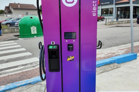 Punto de recarga rápida para coches eléctricos en una estación de servicio de Santander