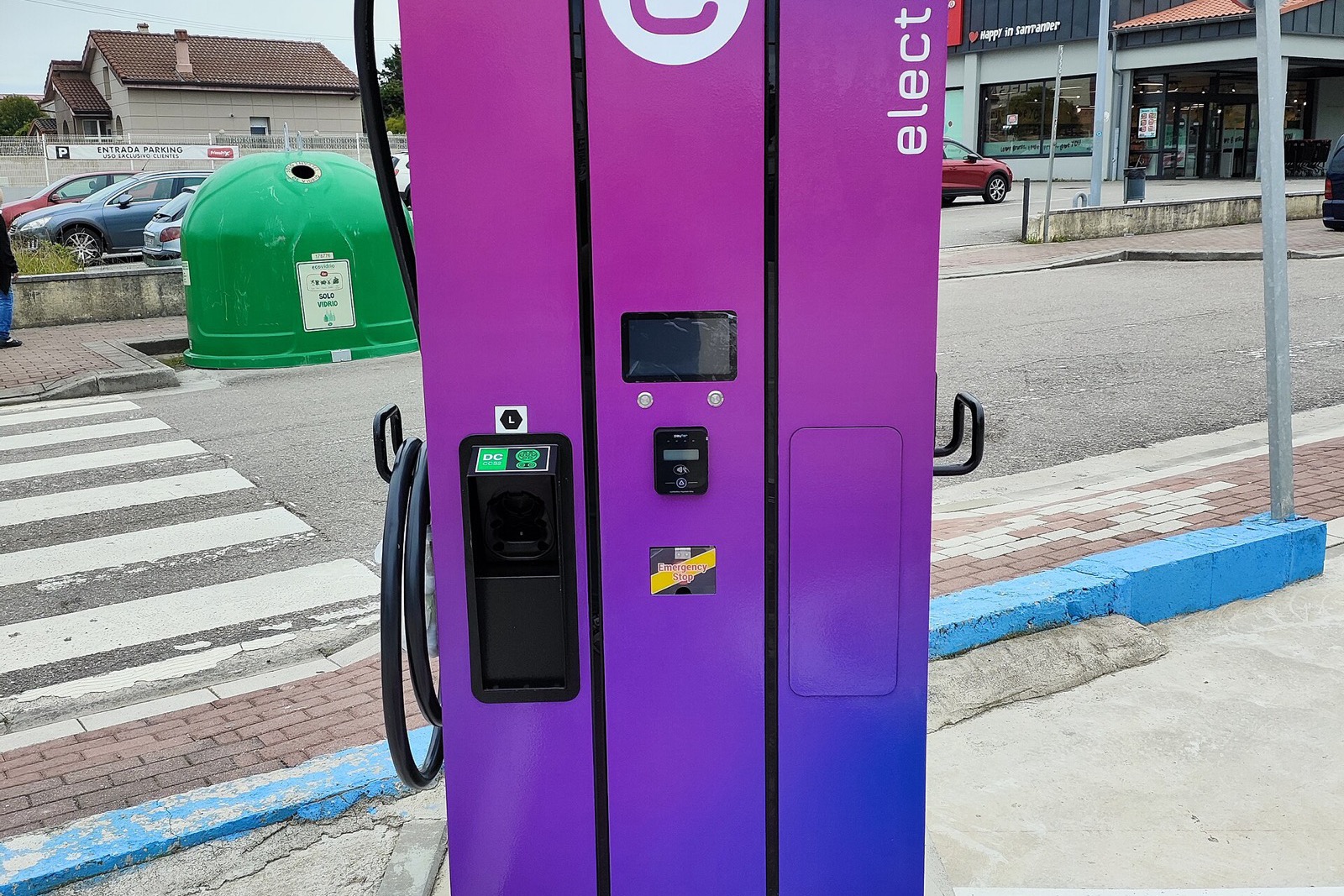 Punto de recarga rápida para coches eléctricos en una estación de servicio de Santander