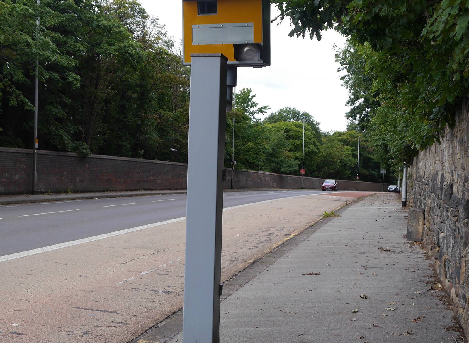 Radar fijo de velocidad instalado en un poste al borde de una carretera