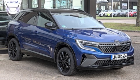 Renault Austral azul en un concesionario, con el rótulo del modelo al fondo