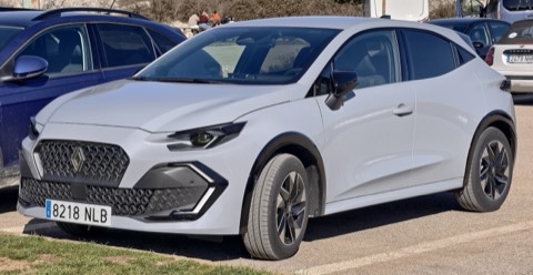 Renault Clio VI blanco de tres cuartos delantero aparcado al aire libre