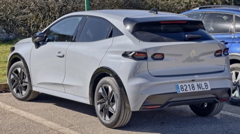Renault Clio VI blanco de tres cuartos trasero aparcado, con los pilotos en forma de C y el portón corto
