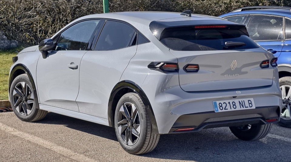 Renault Clio VI blanco de tres cuartos trasero aparcado, con los pilotos en forma de C y el portón corto