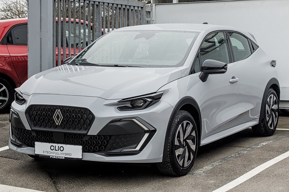 Renault Clio híbrido gris de tres cuartos delantero