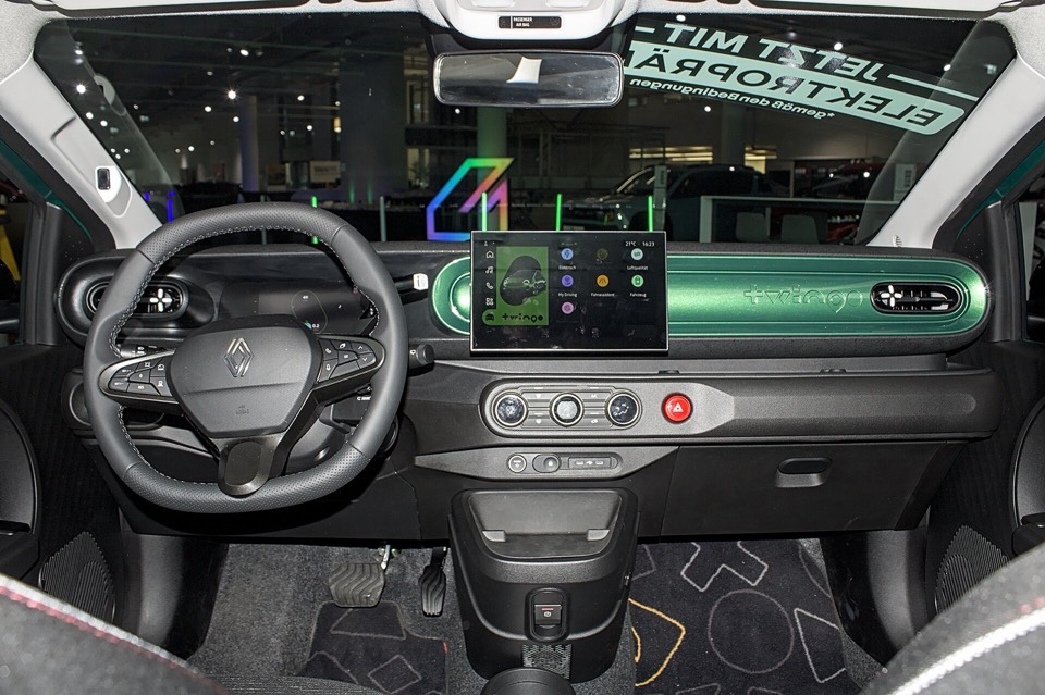 Puesto de conducción del Renault Twingo E-Tech con pantalla central y mandos físicos de climatización