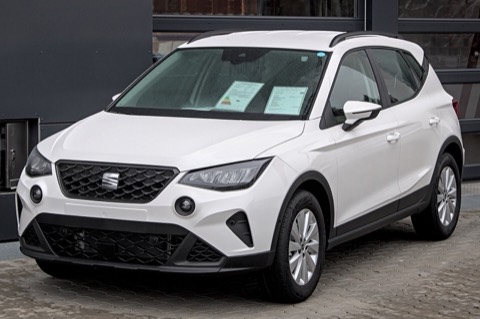 SEAT Arona blanco de tres cuartos delantero en la explanada de un concesionario