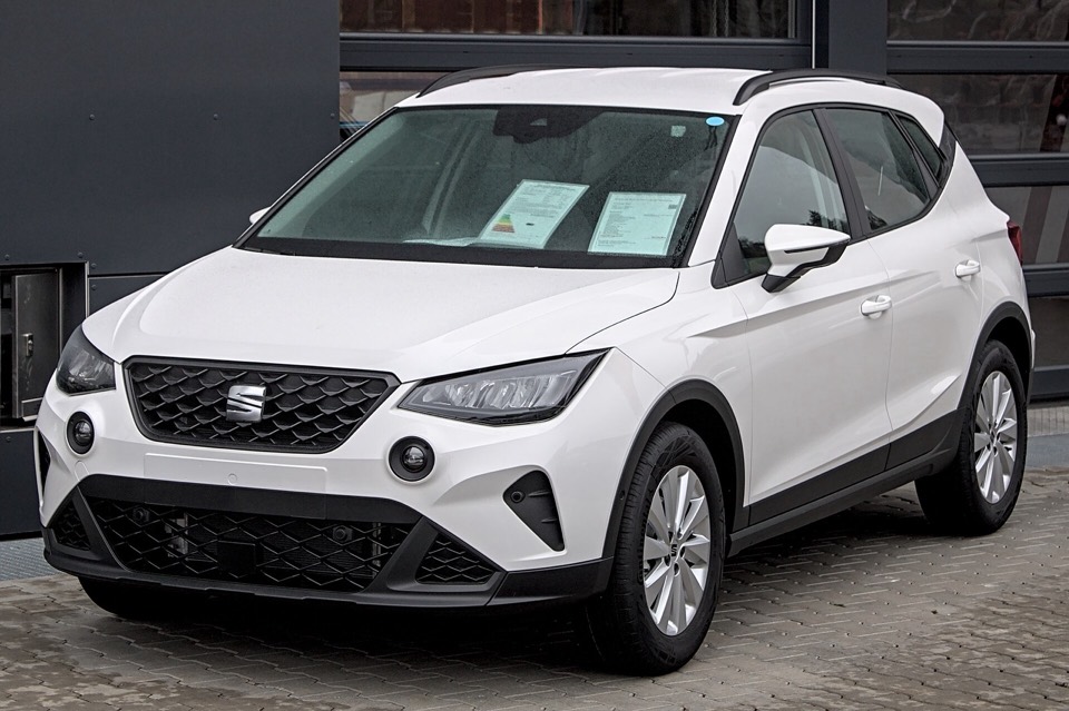 SEAT Arona blanco de tres cuartos delantero en una exposición