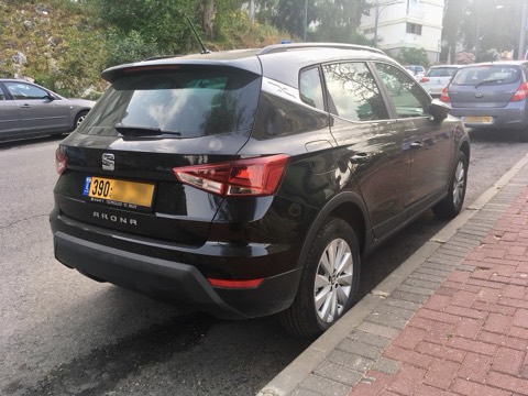 SEAT Arona negro de tres cuartos trasero