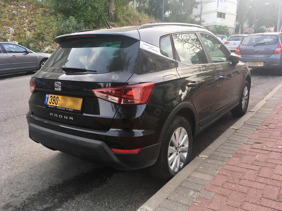 SEAT Arona negro de tres cuartos trasero