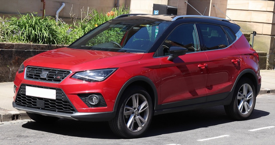 SEAT Arona rojo de tres cuartos delantero