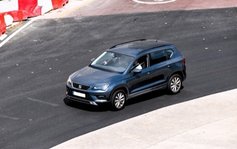 SEAT Ateca gris de tres cuartos delantero