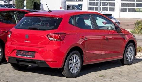 SEAT Ibiza 6F rojo de tres cuartos trasero aparcado sobre adoquines
