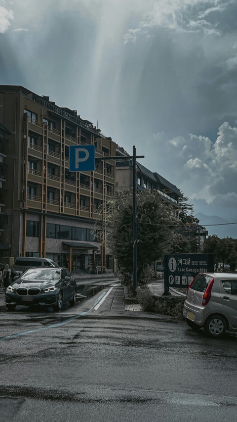 Señal de aparcamiento junto a coches estacionados en la calle