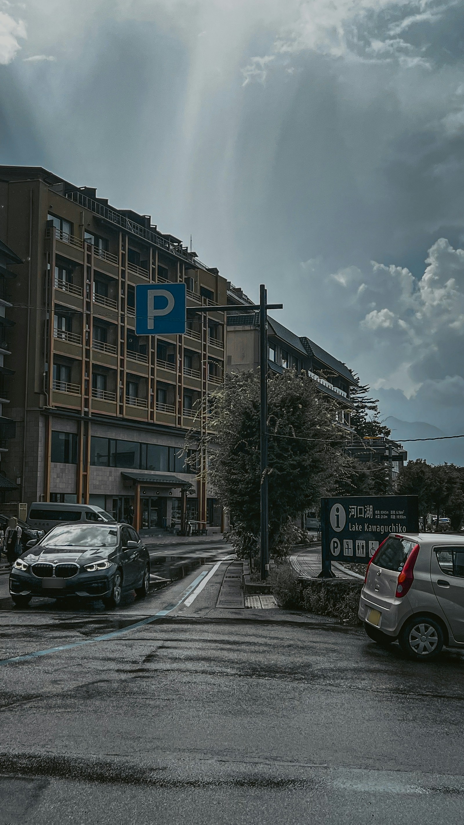 Señal de aparcamiento junto a coches estacionados en la calle