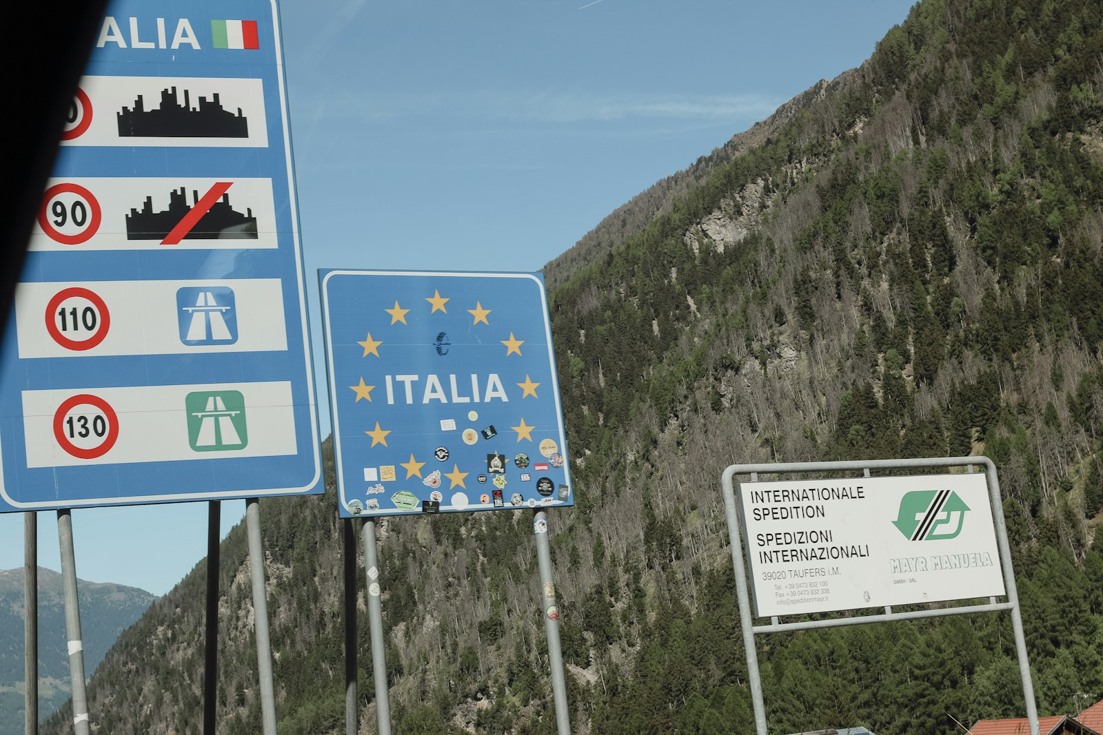 Señales de tráfico de Italia y de la Unión Europea en un paso fronterizo de montaña