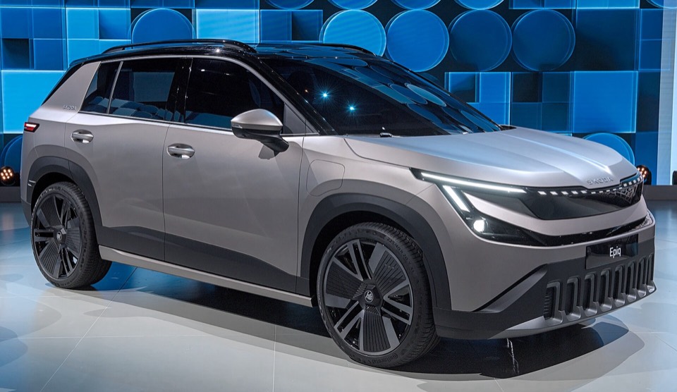 Prototipo Skoda Epiq gris de tres cuartos delantero en un stand del salón de Múnich