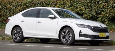 Skoda Octavia blanco de tres cuartos delantero