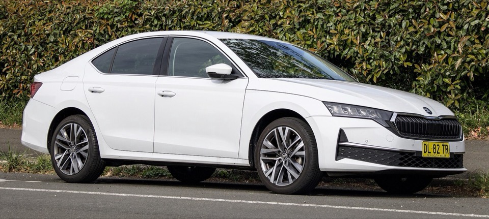 Skoda Octavia blanco de tres cuartos delantero