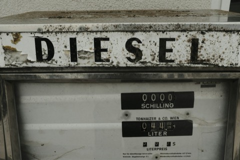 Surtidor de combustible antiguo con el rótulo Diesel