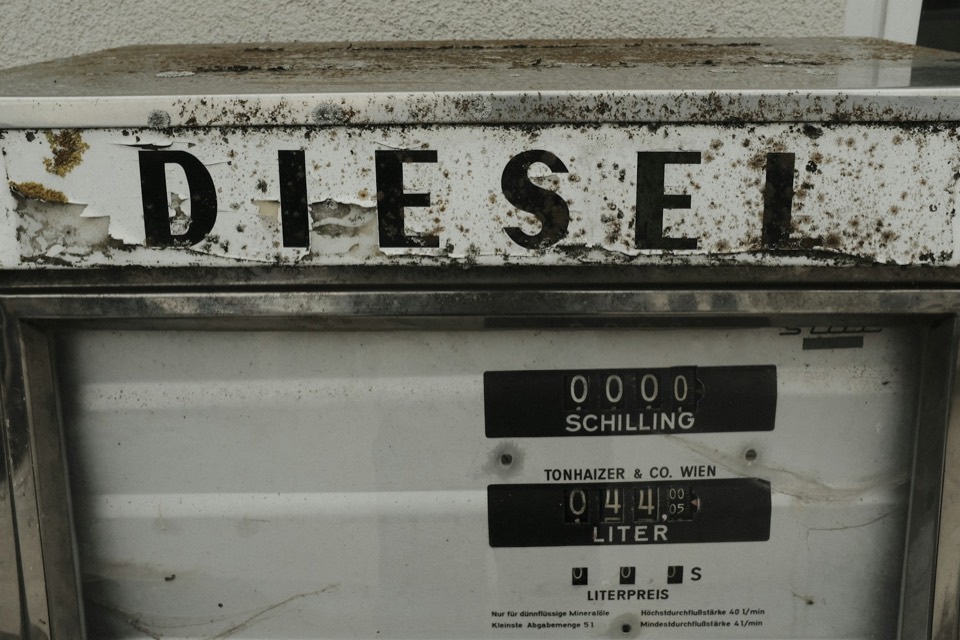 Surtidor de combustible antiguo con el rótulo Diesel