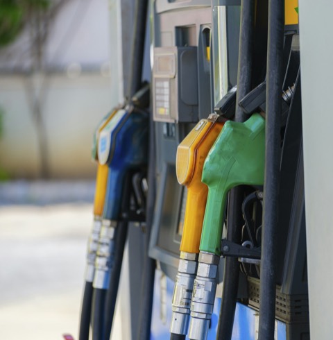 Fila de surtidores de combustible en una gasolinera