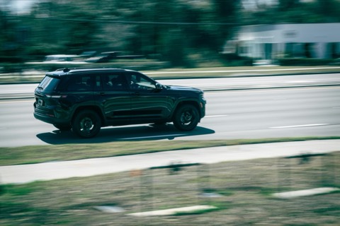 Todoterreno negro circulando por una autovía captado en movimiento