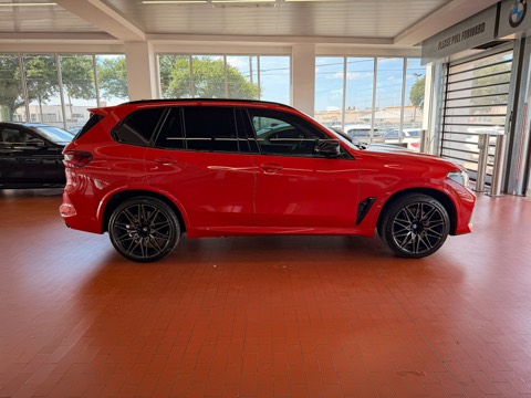 SUV rojo expuesto en la sala de un concesionario
