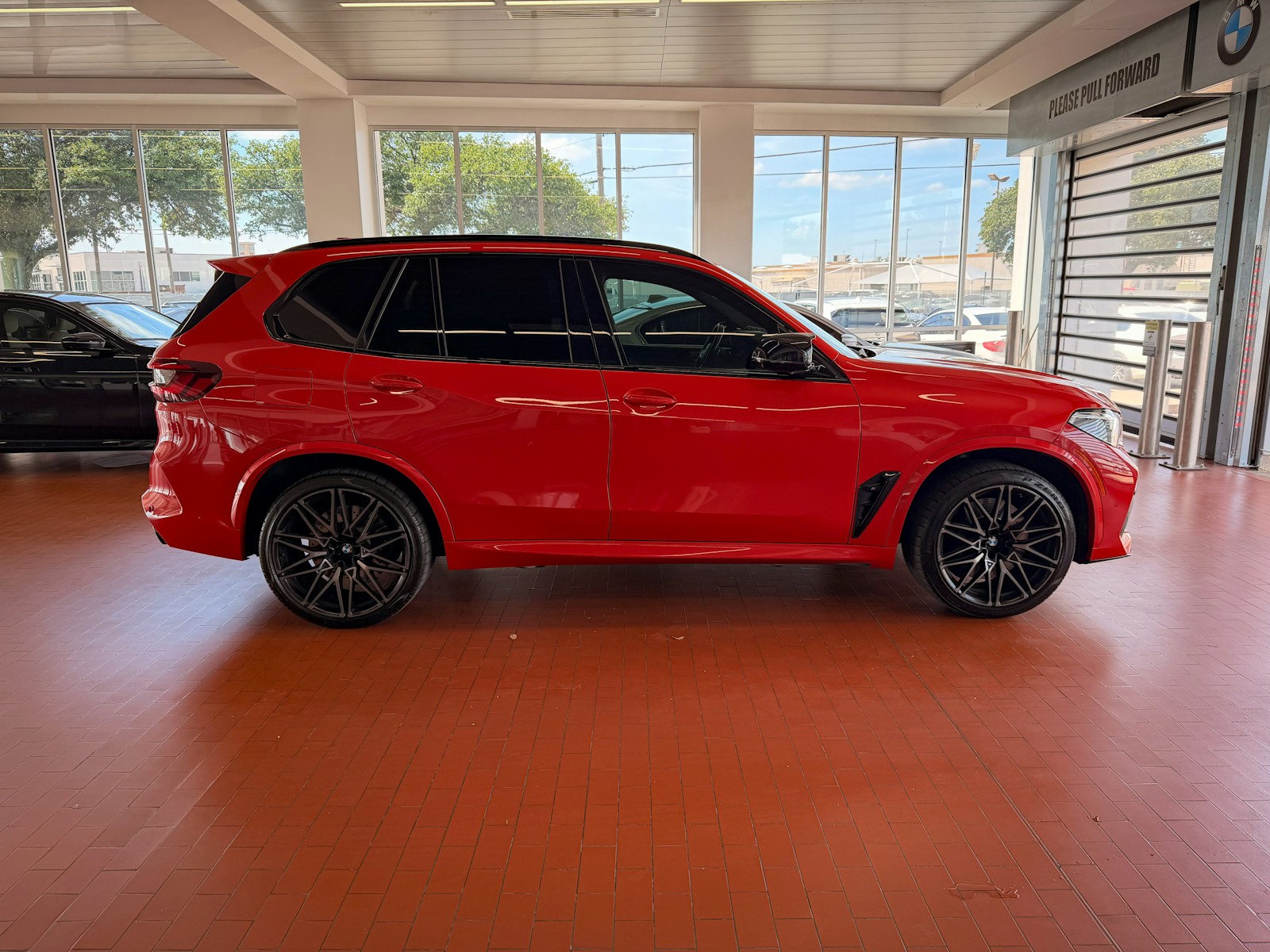 SUV rojo expuesto en la sala de un concesionario