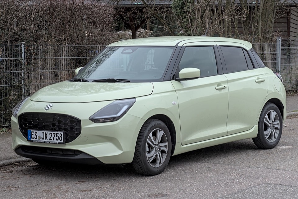 Suzuki Swift 2024 híbrido verde claro de tres cuartos delantero