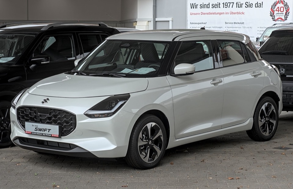 Suzuki Swift híbrido gris en el exterior de un concesionario
