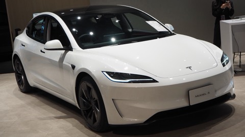 Tesla Model 3 Highland blanco de tres cuartos delantero
