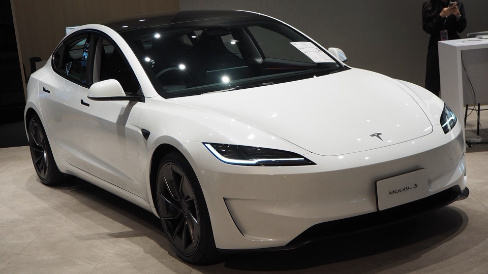 Tesla Model 3 Highland blanco de tres cuartos delantero