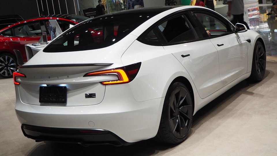 Tesla Model 3 Highland blanco de tres cuartos trasero