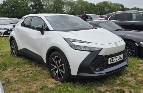 Toyota C-HR blanco de tres cuartos delantero al aire libre